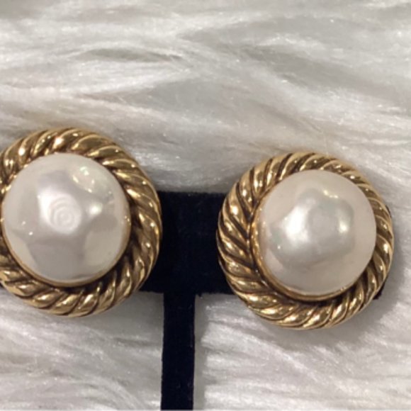 Chanel authentic Pearl Clip On Earrings vintage - Picture 3 of 10
